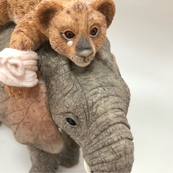 Tuskers Elephant Collectible figure - Picture 6 of 6